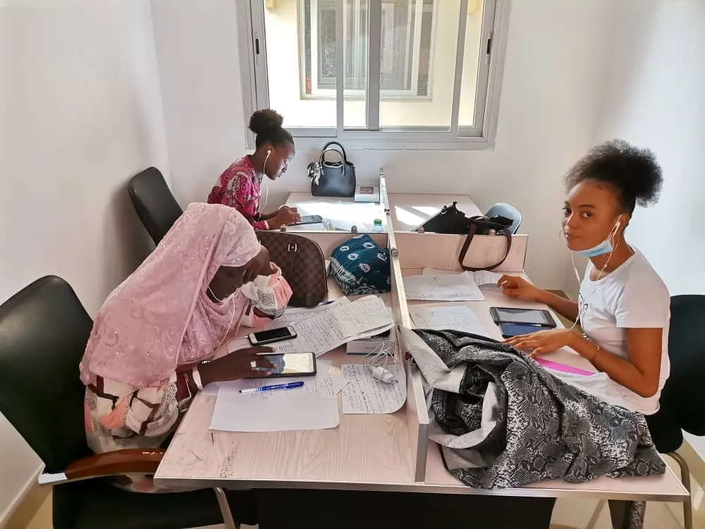 Chargées d'études STATINFO au travail sur des bases de données